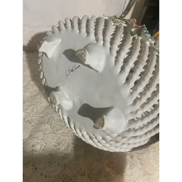 Porcelain woven basket made in Italy with hand painted flowers - Picture 3 of 9